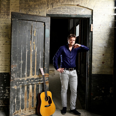 Aron Veninga: Breathing Life into Dutch Storytelling Through Music