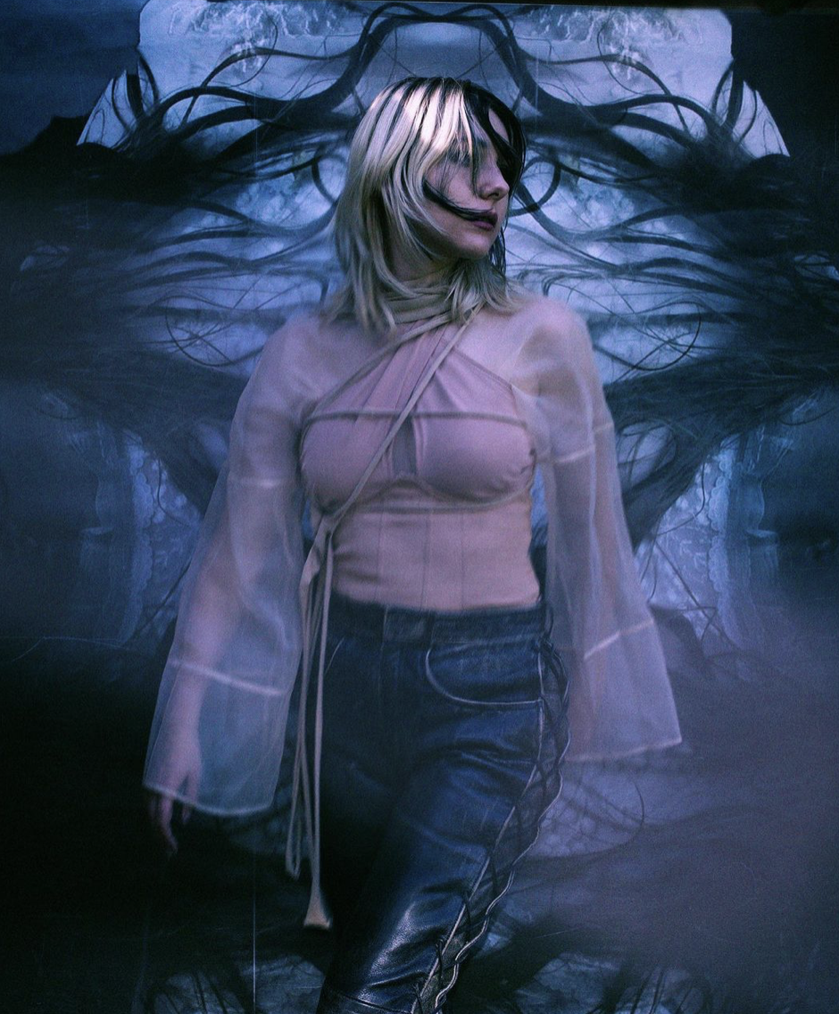 Sophia Blenda is the stage name of Sophie Löw, the 26-year-old singer-songwriter who is best known as the singer of the Viennese band Culk.