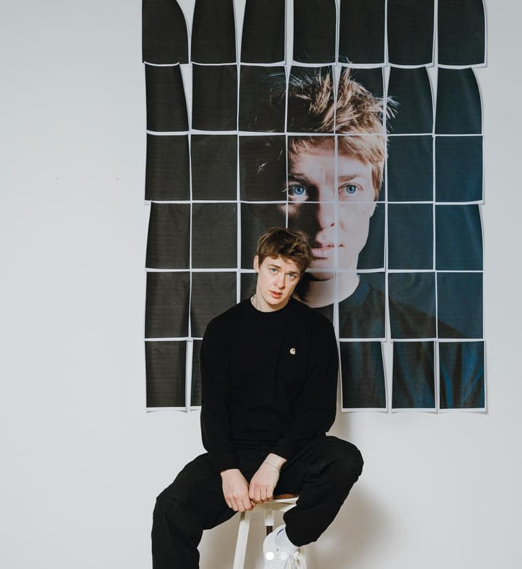 Julian Schmits solo debut Niemand showcases emotional depth and versatility after breakup