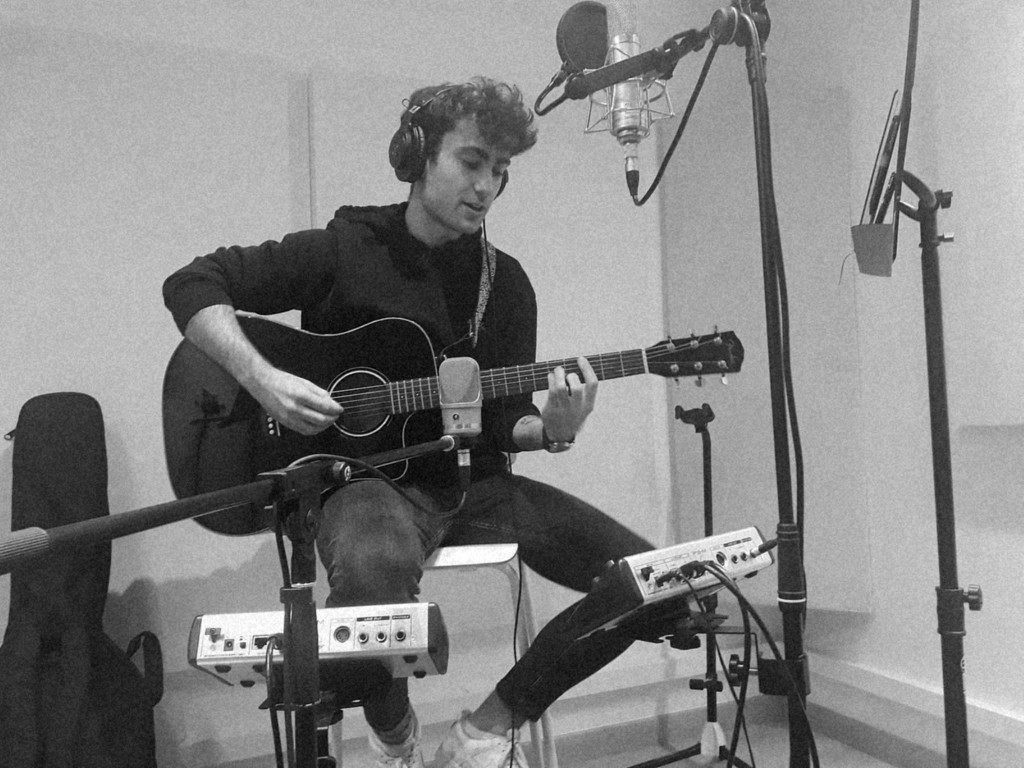 Marc Crosas: Crafting Indie-Folk Soundscapes with Guitar-Driven Narratives